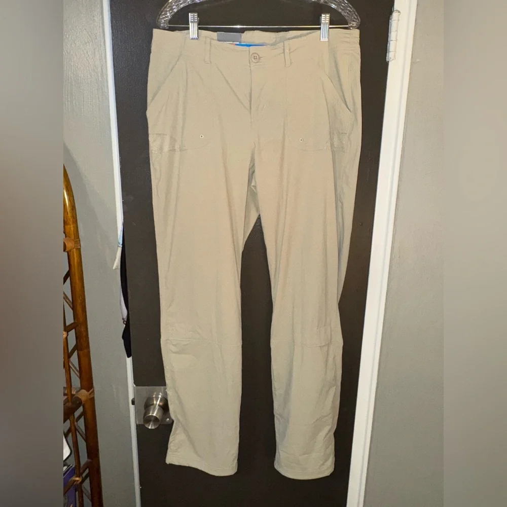Columbia Women's Tan Hiking Pants, Cargo Style, Omni-Shield - Size 12 - Picture 1 of 5